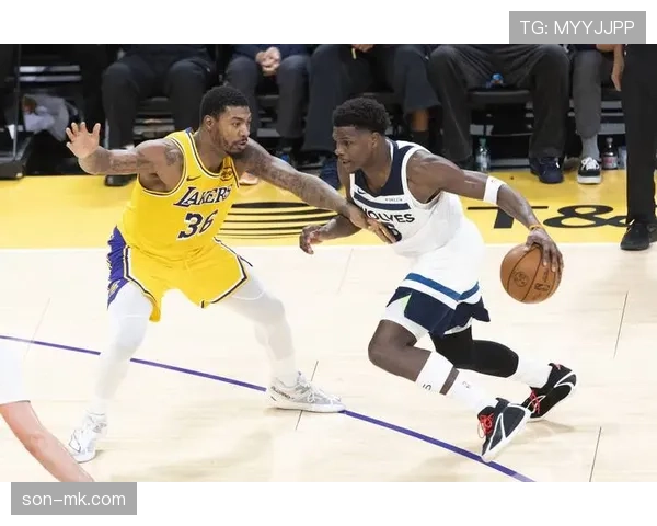 丹尼·格林三分拉开空间，挡拆配合提升湖人防守转换效率